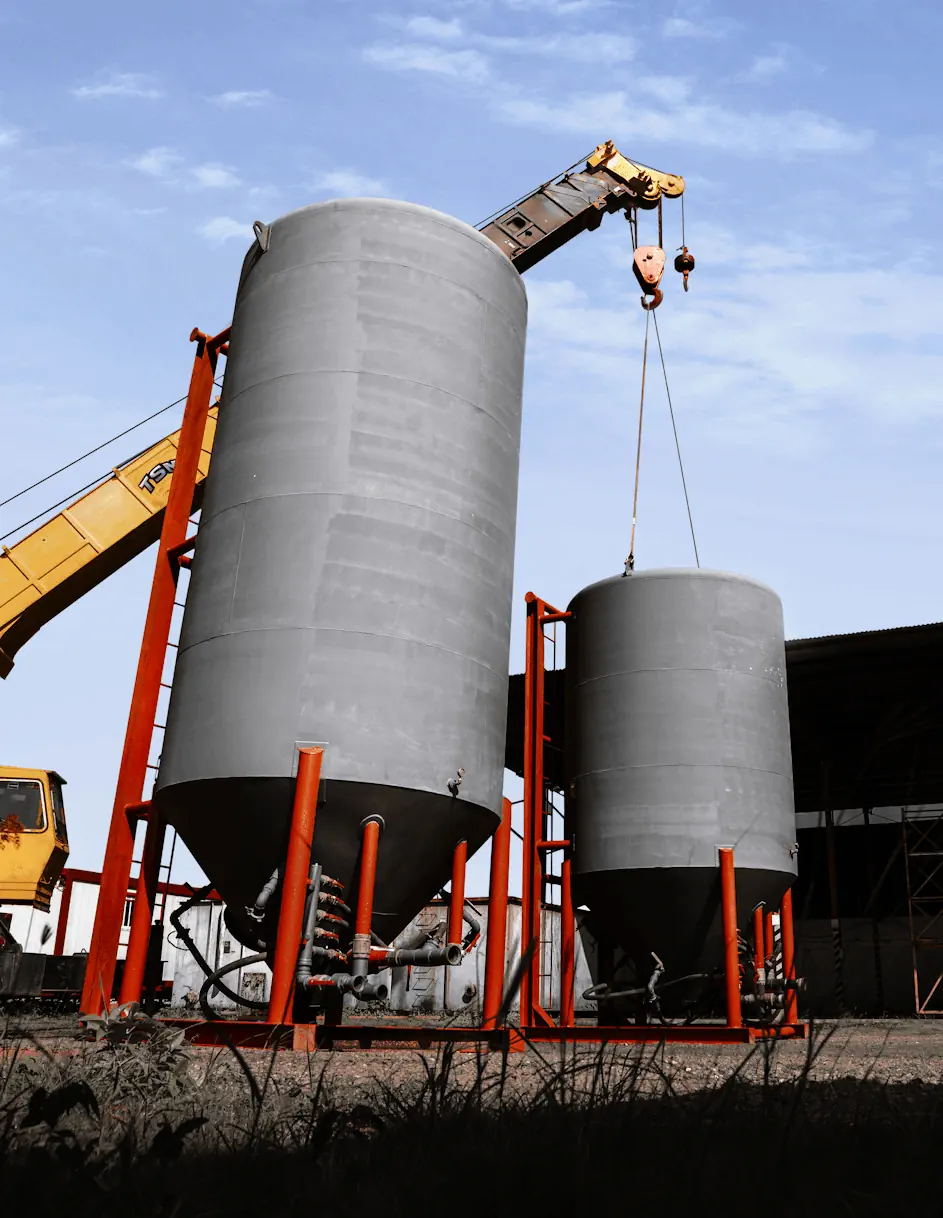 Silos presurizados Caracol C.A para materiales a granel, montados con grúa en patio industrial
